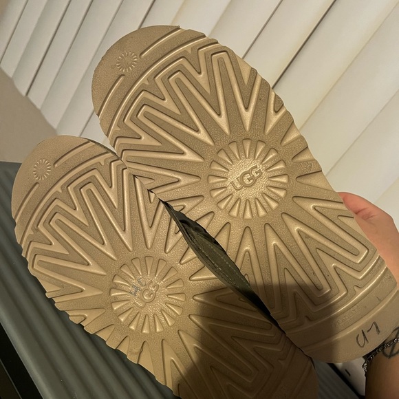UGGS - Picture 2 of 3